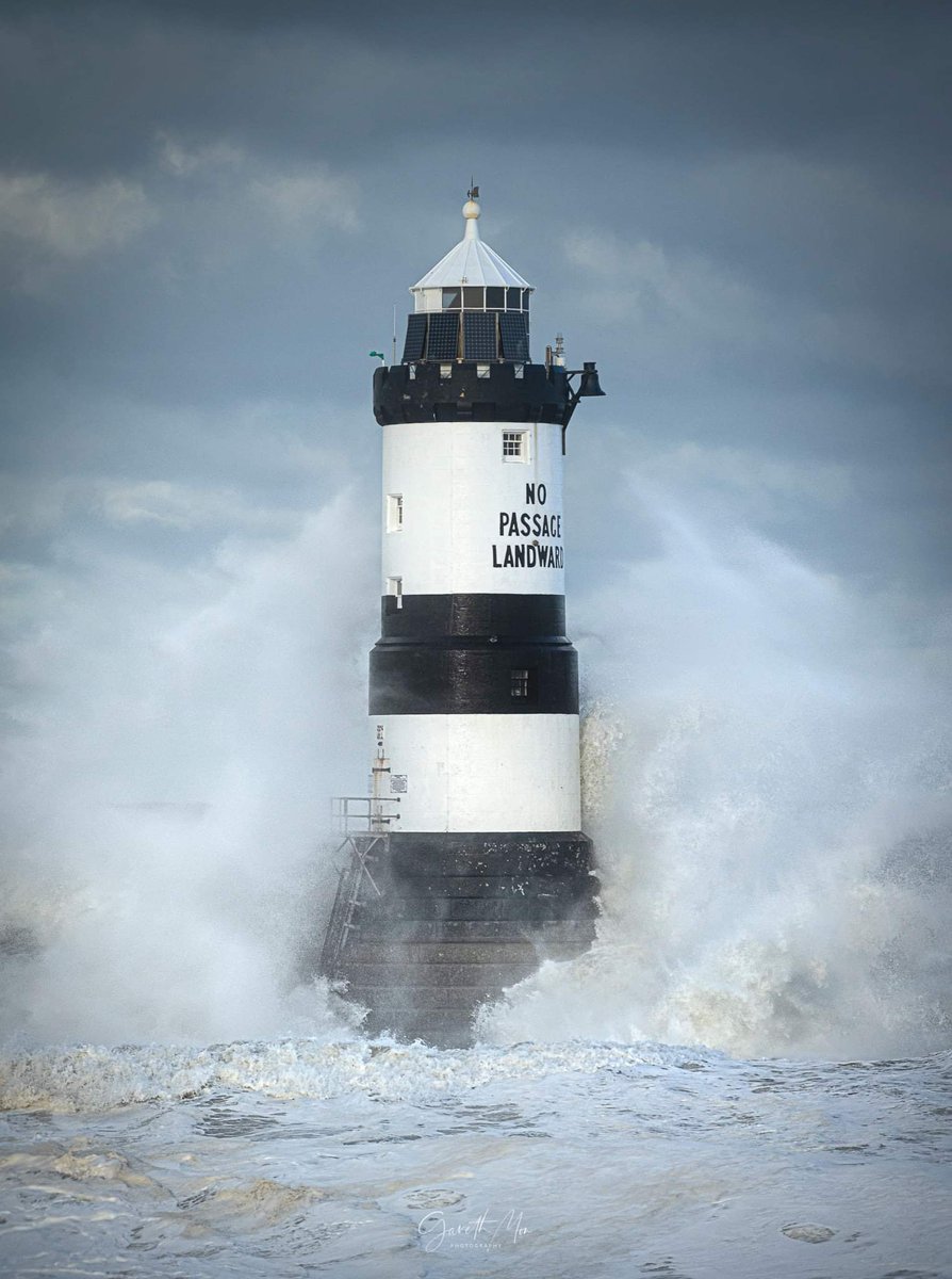 With high winds and a rising tide it was a must journey to Penmon lighthouse yesterday lunchtime The sea spray was relentless but well borth the numb face and hands to catch some 40ft plus sea spray #stormhour #StormArwen #metoffice #PhotoOfTheDay #Weather #wales