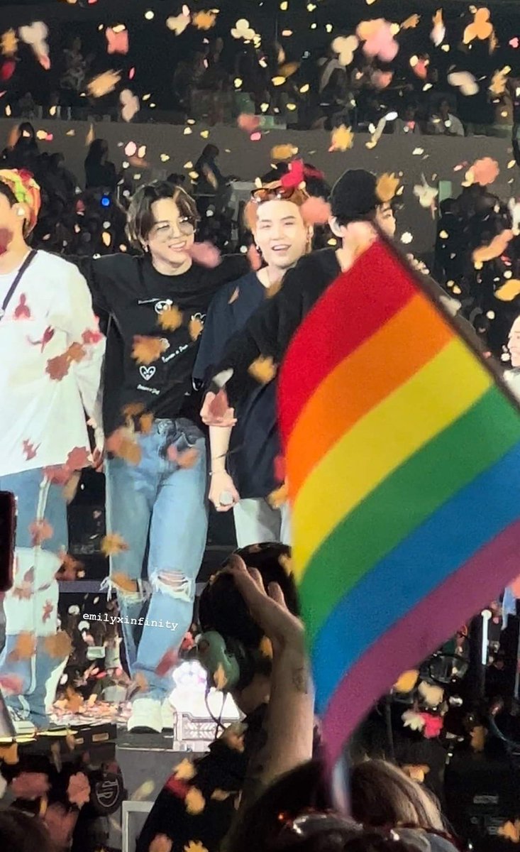 minvjkk's tweet photo. Mas fotitos <33 #PTD_ON_STAGE_LA
#BTSCONCERT https://t.co/THLrMmUsPL
