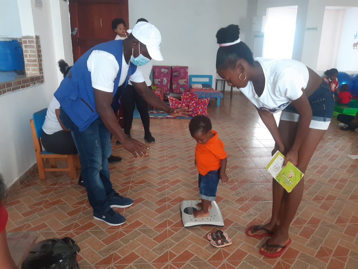 SaludImbabura's tweet photo. #SanLorenzo | Juan Estupiñan, licenciado en Nutrición del #Distrito08D05 realiza monitoreo y seguimiento a niños con desnutrición, para mejorar su estado nutricional, facilitando un óptimo crecimiento y desarrollo proyectándose a una infancia plena
#JuntosLoLogramos https://t.co/MRmgpVSwQ3