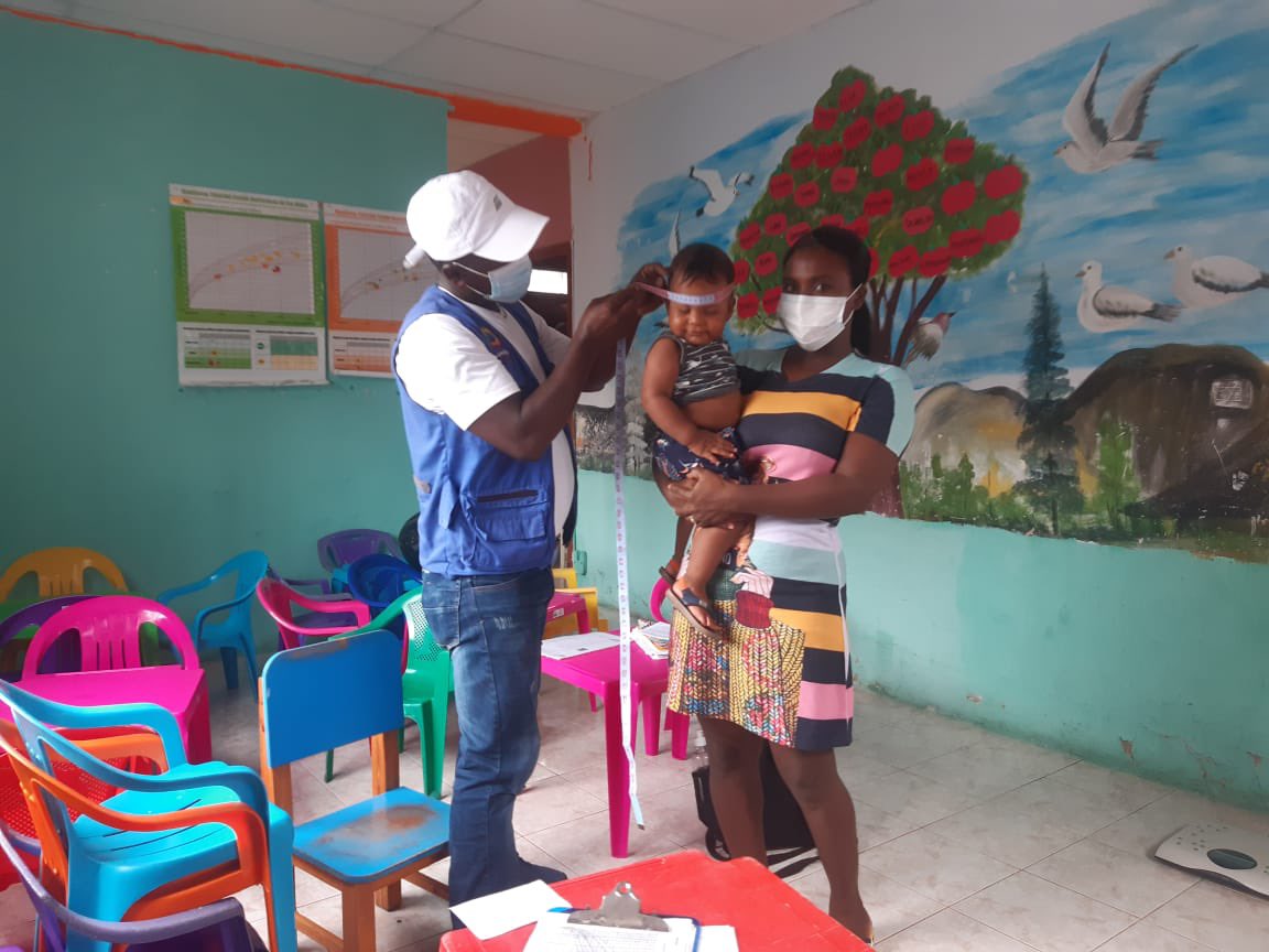 SaludImbabura's tweet photo. #SanLorenzo | Juan Estupiñan, licenciado en Nutrición del #Distrito08D05 realiza monitoreo y seguimiento a niños con desnutrición, para mejorar su estado nutricional, facilitando un óptimo crecimiento y desarrollo proyectándose a una infancia plena
#JuntosLoLogramos https://t.co/MRmgpVSwQ3