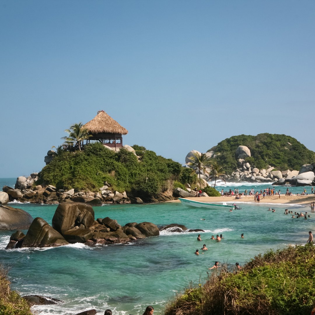 NowBoarding_'s tweet photo. Parque Nacional Natural Tayrona is een deel van de Caribische kust van Colombia, met prachtige zandstranden en dicht regenwoud.🏖 Door stromingen zijn veel delen niet geschikt om te zwemmen, hoewel je een duik kunt nemen bij een selecte, veiligere plek.🏊‍♀️
#NowBoarding #Colombia https://t.co/EXVHGYv1a7