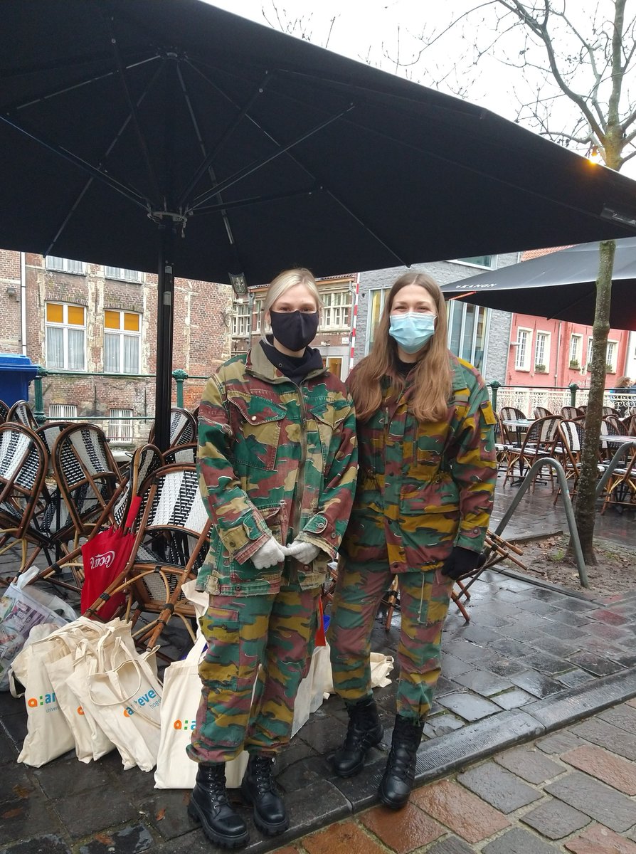 Mandy_Claessens's tweet photo. Respect voor deze moedige studenten @ArteveldehsGent die ons vanuit @Kinderunief op weg zetten in de zoektocht naar parkiet Pi! Erg leuke wandeling @Stadgent vol leuke weetjes! Wel jammer dat de weergoden parkiet Pi niet beter gezind waren maar daardoor echt wel 100% Coronaproof! https://t.co/fxh6Dvy6dG