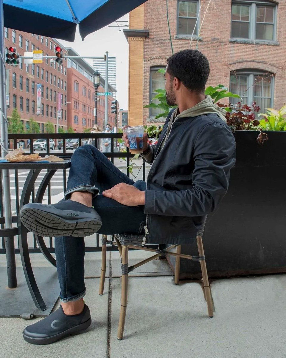 Pair your OOmg eeZee’s with any casual or active look and recover in style. This versatile shoe includes all the benefits of OOFOS and is ideal for cooler days.