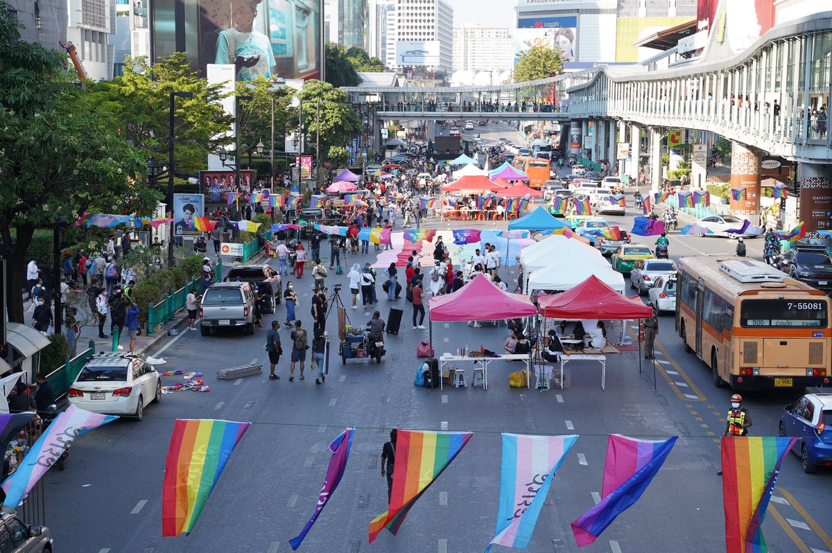 NotiBLOficial's tweet photo. 🚨DERECHOS🚨

#Aof (director de #1000Stars) y su prometido, participaron de la manifestación para que se REVOQUE la ley que solo permite el matrimonio entre hombre y mujer y así se de paso al MATRIMONIO IGUALITARIO
🇹🇭🏳️‍🌈
 
©A quien corresponda
#BL #ม็อบ28พฤศจิกา64 #สมรสเท่าเทียม https://t.co/nBnyvhTqqd