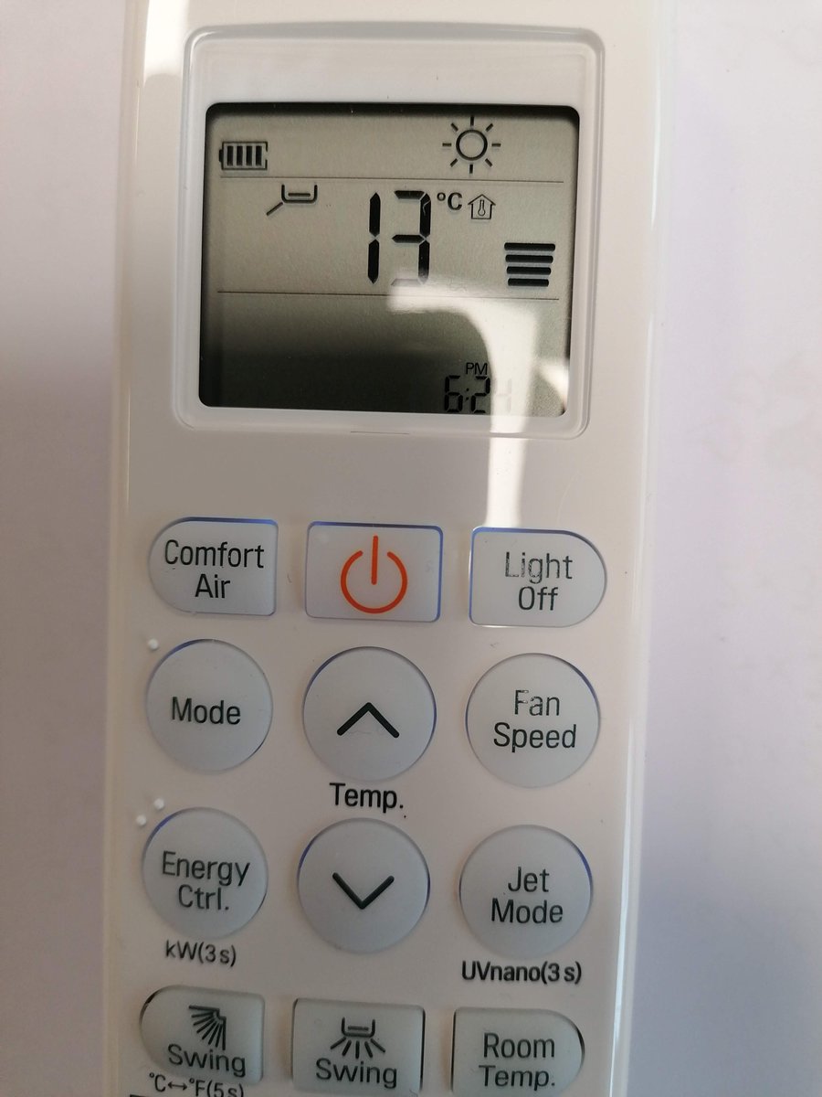 Rachel70932090's tweet photo. @Lerareninactie Afgelopen vrijdag een leerling in de klas in katoenen zomerjurk met bloten armen, temperatuur in de klas op dat moment 13 graden. #ramenopen #ventileren https://t.co/ytEuD5paxQ