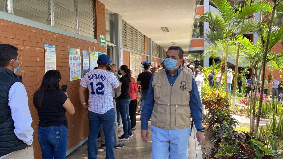 pacoguerreroa65's tweet photo. El equipo de @OEA_oficial presente en Honduras 🇭🇳!!Con el Jefe de la Misión #OEAenHonduras @luisguillermosr recorrimos el centro de votación ubicado en la Universidad Pedagógica en Tegucigalpa. Vimos una gran participación del pueblo hondureño en estas #EleccionesGenerales2021 https://t.co/1qdZ7PvT4m