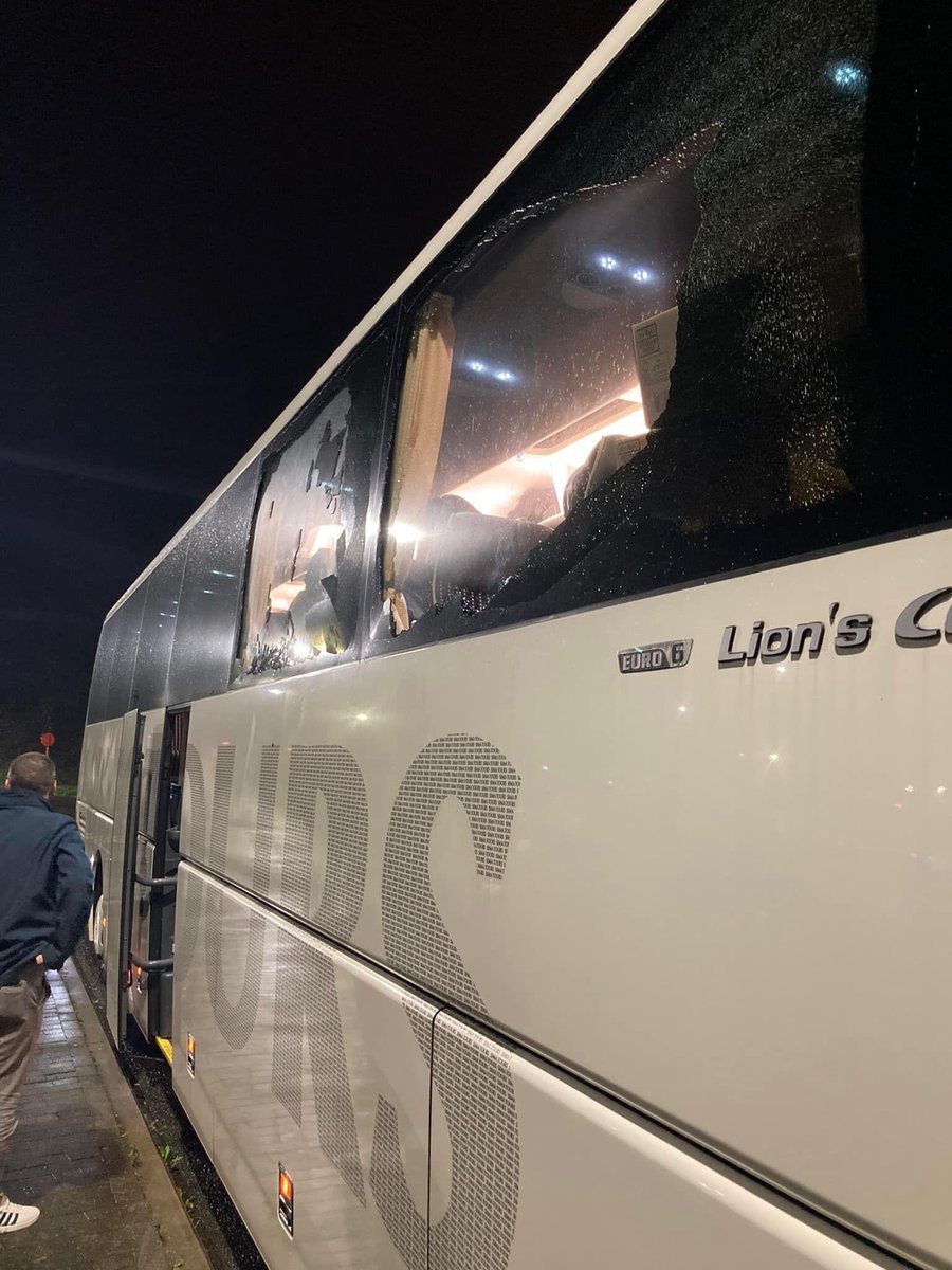 DieterDesender's tweet photo. Genkse supporters die meerdere supportersbussen van Club aanvallen. Hoe laf kan je zijn! Foto’s: Luc D. R., Carl L. &amp; Arlette B. #gnkclu @tomaztaecke @SportStanMNM @HLN_BE @Nieuwsblad_be @sporza @vrtnws @VTMNIEUWS https://t.co/625U4jyTXY
