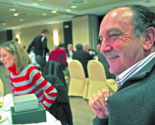 Aquí honramos nuestro pasado...... y a quienes se han dejado la piel cantando y contando la actualidad del Club durante décadas y en cualquier circunstancia.