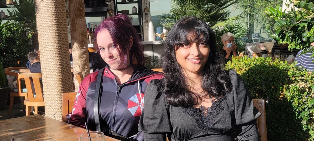 BioweaponLakota's tweet photo. So I made an awesome new friend in Vegas last week- her name is @beggybeggbegg 🔥❤️🔥
(Excuse my face, I was pretty hung over from partying hard with ROE, Ink Ribbon, and Biohazard Declassified the night prior 🤣)
#Vegas #nerdsftw #GoodVibes #ROE #REBHFun https://t.co/YNktPE3yDU