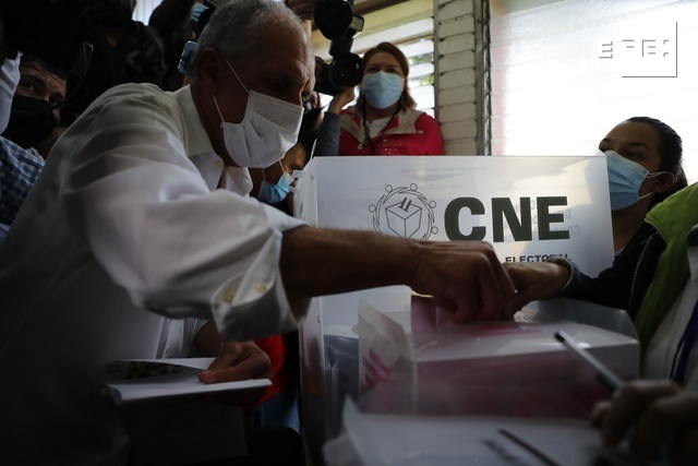 EFEnoticias's tweet photo. El candidato del gobernante Partido Nacional de Honduras, Nasry Asfura, ejerció el sufragio este domingo y les pidió a sus compatriotas "demostrar paz y tranquilidad".

https://t.co/p5ypxMVnwQ https://t.co/biElo6Dj7y