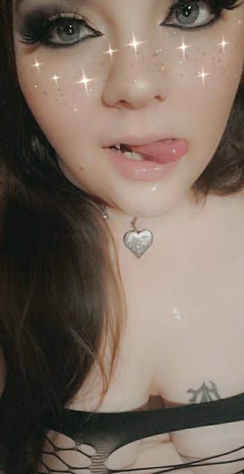 Im sorry, you fucking what? Also go follow my alt account  @Doomkitten_90 And retweet this.   ;)  ☆ FinDom