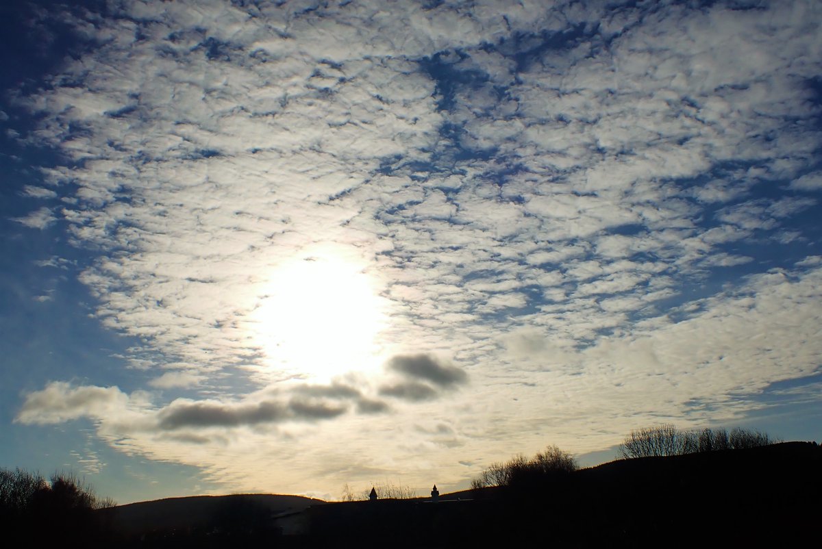 Some lovely skies around today in Merthyr Tydfil and the Rhondda Valley but alas, no snow. @Ruth_ITV @BBCWthrWatchers @rhonddaleader @StormHour