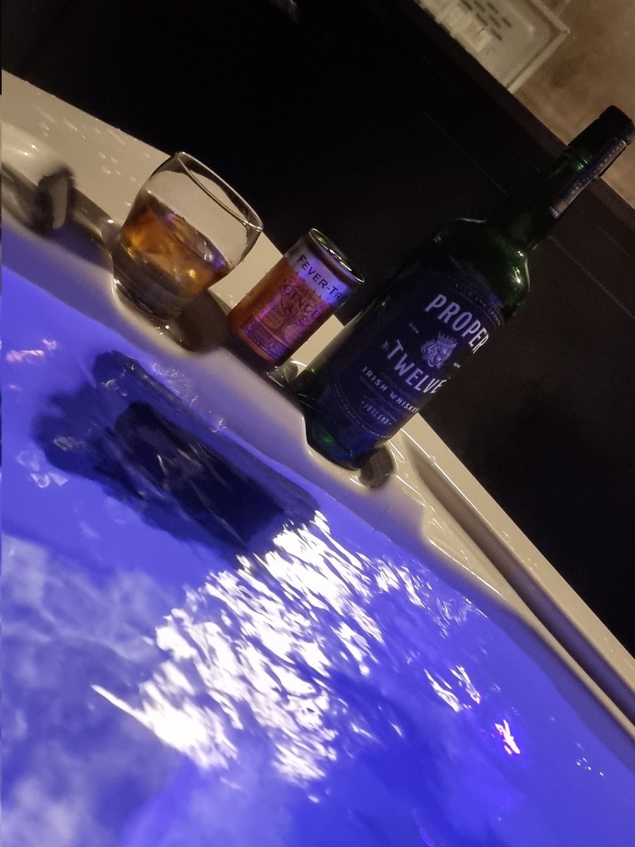 What's better on a winter evening. #HotTub #Propertwelve <a href="/TheNotoriousMMA/">Conor McGregor</a>