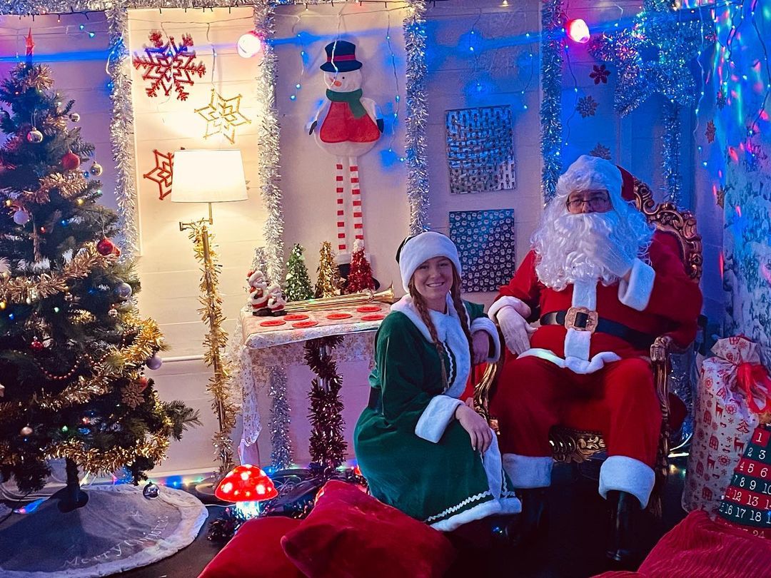 #SantaOnThePier 🎅
There's just a few tickets left for this magical festive treat on #SouthendPier ✨🎄 Check out our website for details of how your little one can meet the big man himself in a unique venue! 👉 ow.ly/7TvZ50GWyBA 📷: <a href="/podpartiesuk/">podpartiesuk</a>
