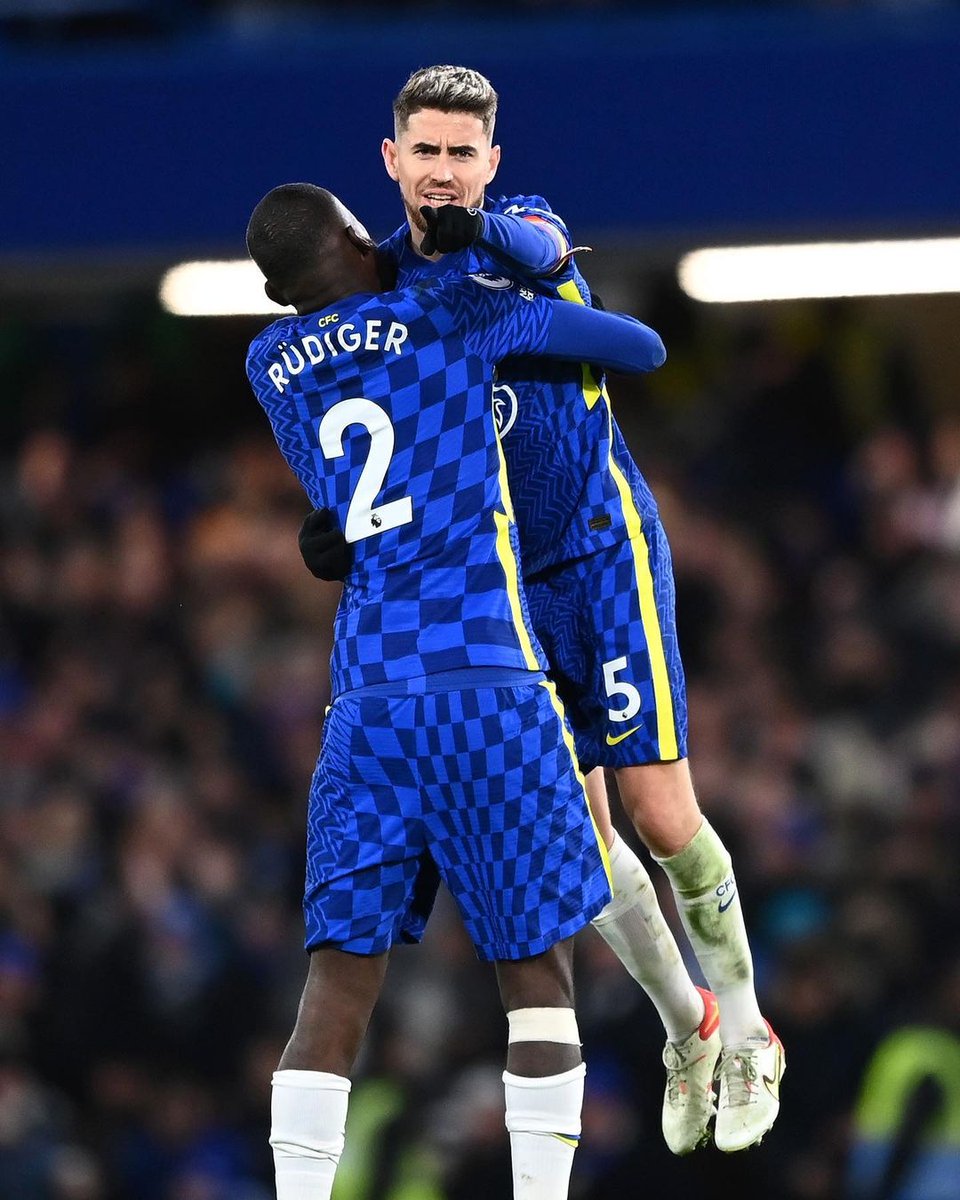 eastafricatv's tweet photo. #EPL Mechi ya #PremierLeague kati ya Chelsea dhidi ya Manchester United imemalizika kwa sare.

Chelsea imebaki kileleni ikiwa na pointi 30 kwenye mechi 13, huku Man United ikifikisha pointi 18 katika nafasi ya 8 kwenye mechi 13.

Nini maoni yako kwa dakika 90? https://t.co/j6QhREkOEl