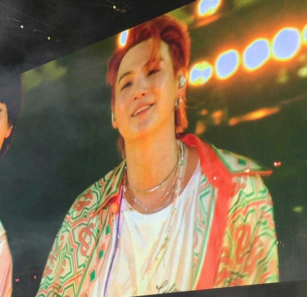 minvjkk's tweet photo. Ese flaco ? Es mi vida entera <33 #PTD_ON_STAGE_LA  #MINYOONGI https://t.co/bkiKg4fj5g
