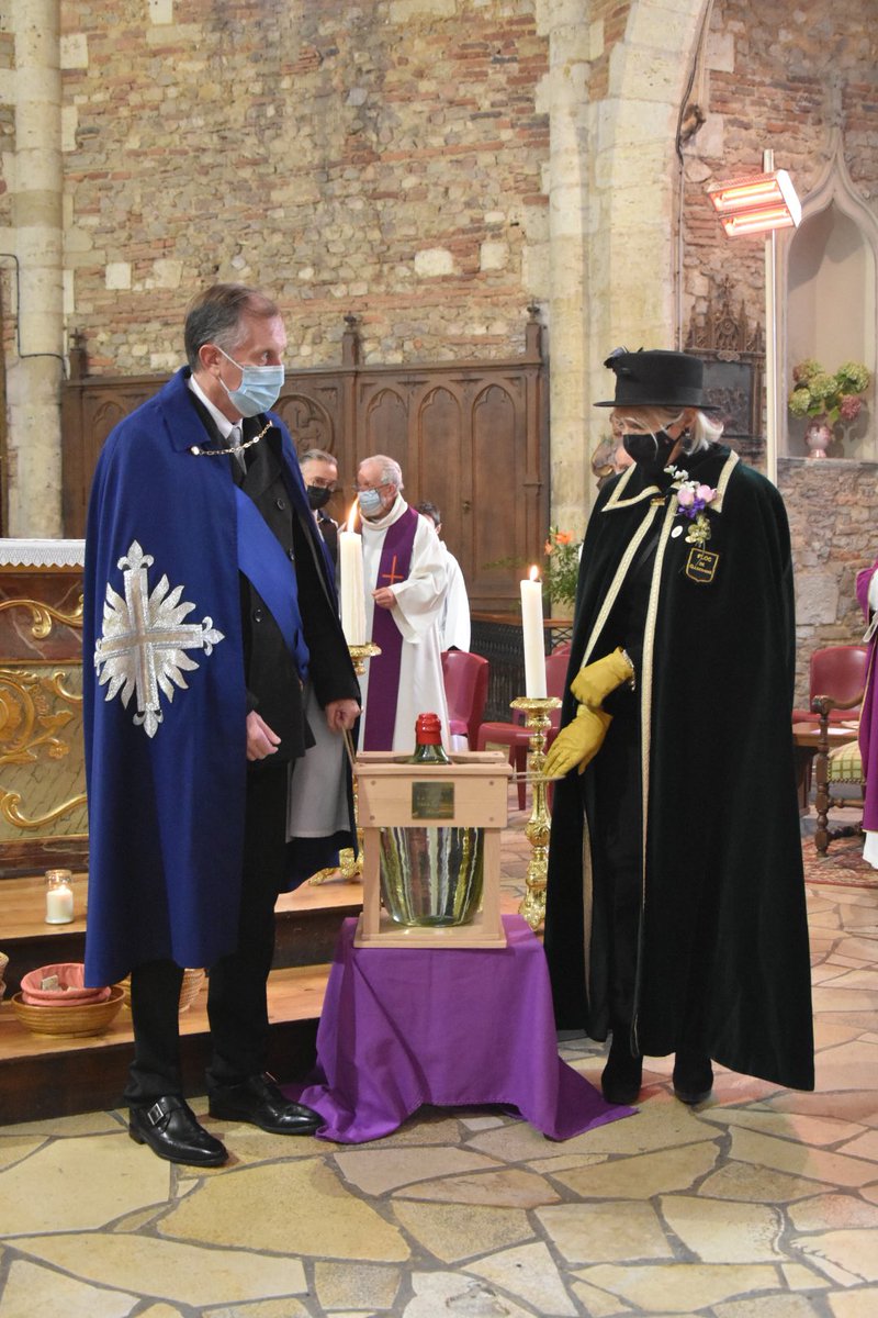 ArmagnacNews's tweet photo. L’académie des #damesduflocdegascogne et la #compagniedesmousquetairesdarmagnac ont apporté, ce matin, une bonbonne d’#armagnac offerte par le #bnia à l’occasion des 500 ans de la cathédrale d’#eauze
 #spirit #armagnac #gers #landes #lotetgaronne #gascogne #occitanie #cognac https://t.co/pEKshB6hd4