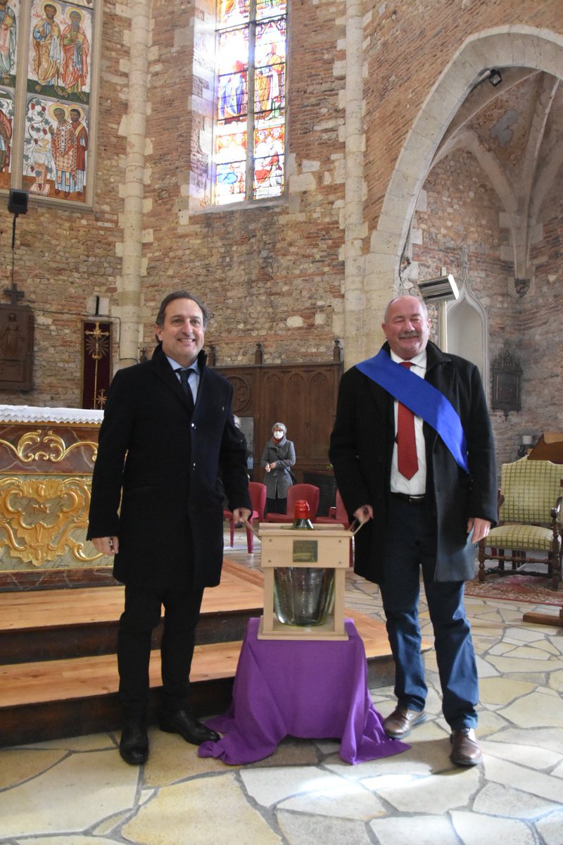 ArmagnacNews's tweet photo. L’académie des #damesduflocdegascogne et la #compagniedesmousquetairesdarmagnac ont apporté, ce matin, une bonbonne d’#armagnac offerte par le #bnia à l’occasion des 500 ans de la cathédrale d’#eauze
 #spirit #armagnac #gers #landes #lotetgaronne #gascogne #occitanie #cognac https://t.co/pEKshB6hd4
