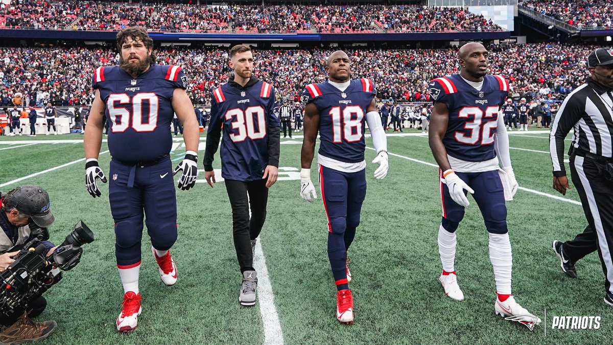 Patriots's tweet photo. Got the 2021 @MLS Goalkeeper of the Year on our side today as honorary captain. 

@headdturnerr | #NERevs https://t.co/VYkRjwUjwO