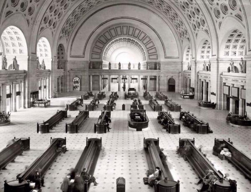 WashProbs's tweet photo. Do you want Union Station to bring back seating in the main hall? https://t.co/NOww2m2RPs