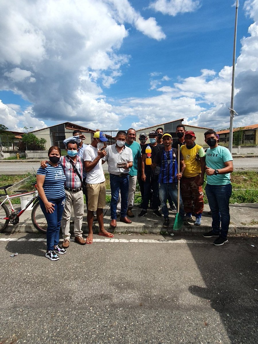 alexandermirele's tweet photo. Me toca compartir hoy domingo en los Iranies en el operativo de recolección de la basura. Es hermoso ver y sentir la colaboración el amimo de los vecinos que están colaborando como los  dueños de los camiones y máquinas. Vamos vamos San Carlos.  Dios con nosotros https://t.co/QUntGtbvLo
