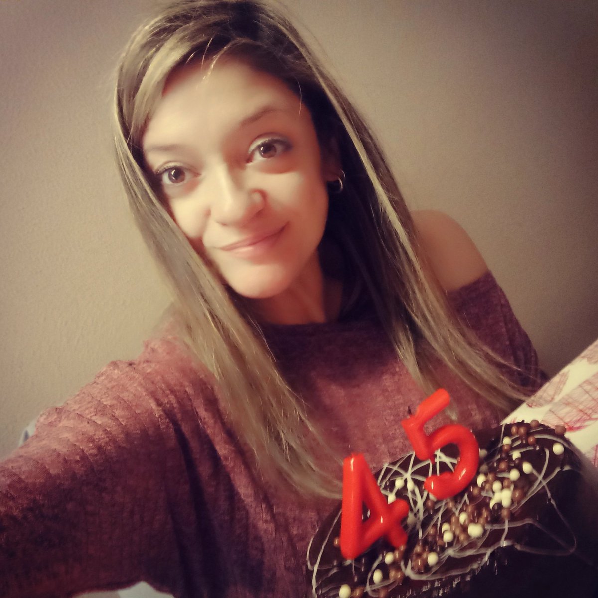 Ayure_7's tweet photo. Un año más celebrando la vida.
Muchas gracias por las felicitaciones 🎂💋 https://t.co/HMI6mIaUGj