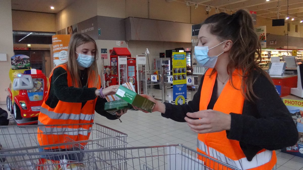 lyceejarennes's tweet photo. 40 étudiants de BTS ESF et de BTS tourisme ont participé ce week-end à la collecte alimentaire aux côtés des bénévoles du centre social de St Jacques de la Lande et de l'épicerie sociale du Rheu.
#lyceejarennes #collectealimentaire #centresocialdelalande https://t.co/svgyXvwJoj