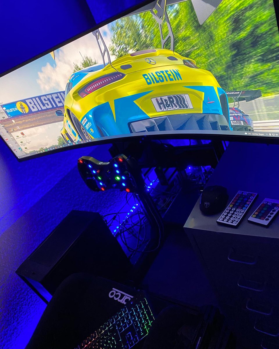 Lucas_Mueller23's tweet photo. 🟡ITS DONE🔵
I finally decided to give my rig a little upgrade to be well prepared for next year🔥
Thanks to #virtualracinglounge for the speedy delivery of my new @Simucube 2 Pro wheelbase and my @Cube_Controls Formula Pro wheel👊🏻 https://t.co/uSHHBfItrc