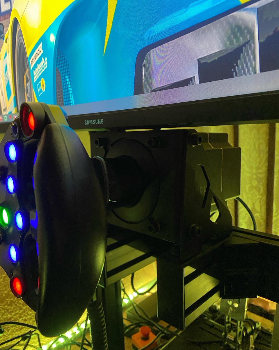 Lucas_Mueller23's tweet photo. 🟡ITS DONE🔵
I finally decided to give my rig a little upgrade to be well prepared for next year🔥
Thanks to #virtualracinglounge for the speedy delivery of my new @Simucube 2 Pro wheelbase and my @Cube_Controls Formula Pro wheel👊🏻 https://t.co/uSHHBfItrc