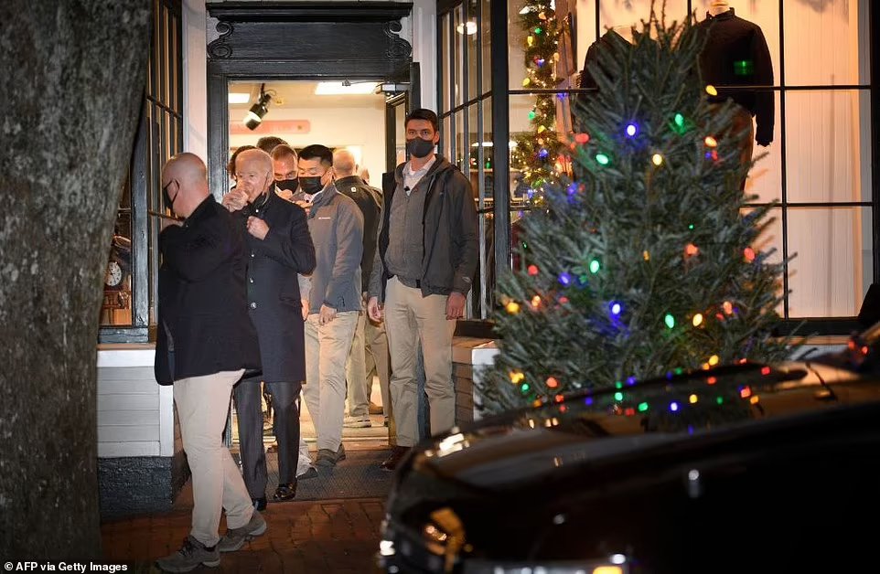 Mutt_Dog's tweet photo. Rules apply to peasants only. Our noble overlords are exempt. #Biden was seen shopping without a mask, on the island of Nantucket, despite a visible sign outside #liberalismistherealpandemic #liberallogic #LiberalHypocrisy #COVID19 #mask #Omicron #BidensAmerica #BidenIsADisgrace https://t.co/3Ym7EB5dkV