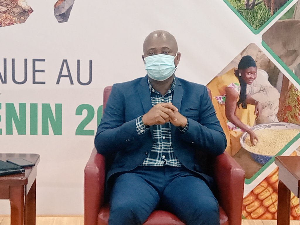 gouvbenin's tweet photo. Débutée le 25 novembre 2021, la 1ère édition du #SIMAA a pris fin le dimanche 28 novembre 2021 au stade de l'amitié. La cérémonie de clôture s'est déroulée le samedi 27 novembre 2021 en présence du DC/#MAEP, #DossaAGUEMON. #Wasexo #Gouvbenin #AgricultureBenin #PAGBenin https://t.co/fjlXLihYs3