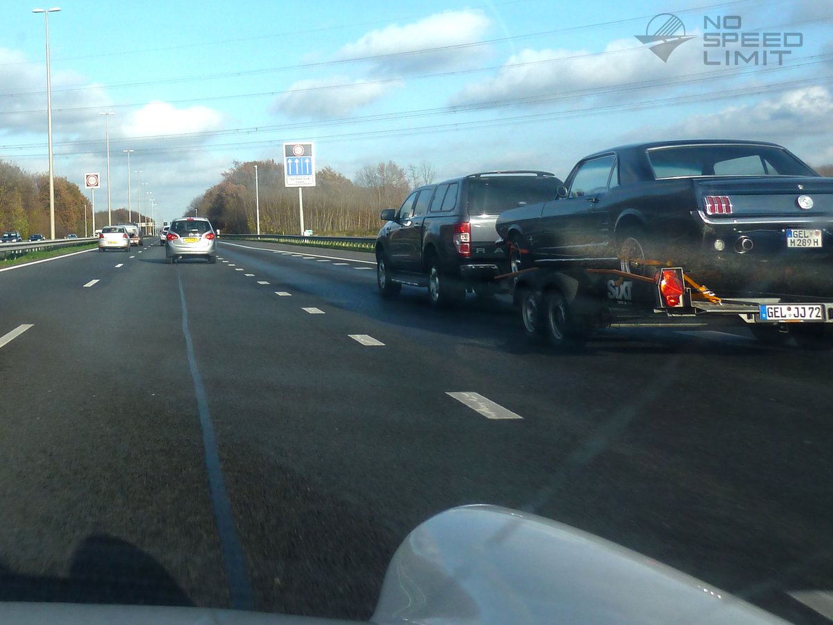 NoSpeedLimit_it's tweet photo. #transportertuesday #classiccarlife #fordmustang #autobahn #porsche911classic #throughthewindshield #throughthewindscreen #cameracar #dashcam https://t.co/kghSDQYXJV