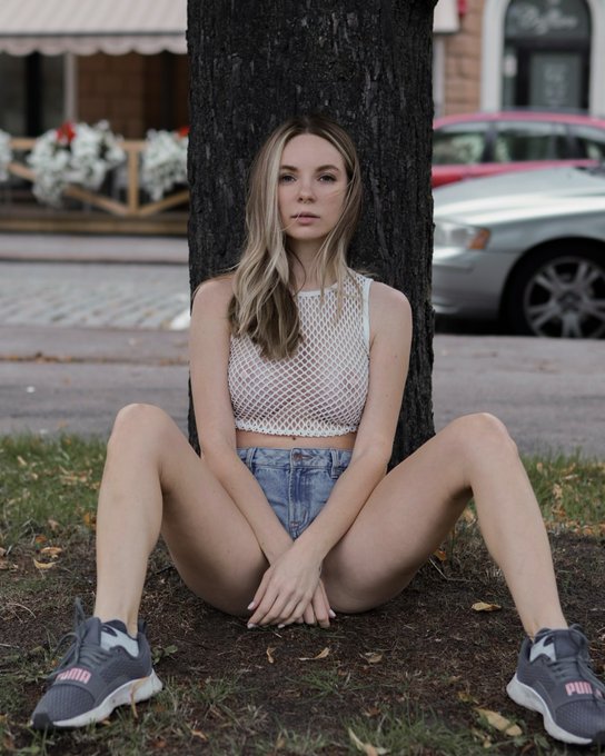 1 or 2?  And hello to all my followers 😘 https://t.co/ac5WG1pm5b