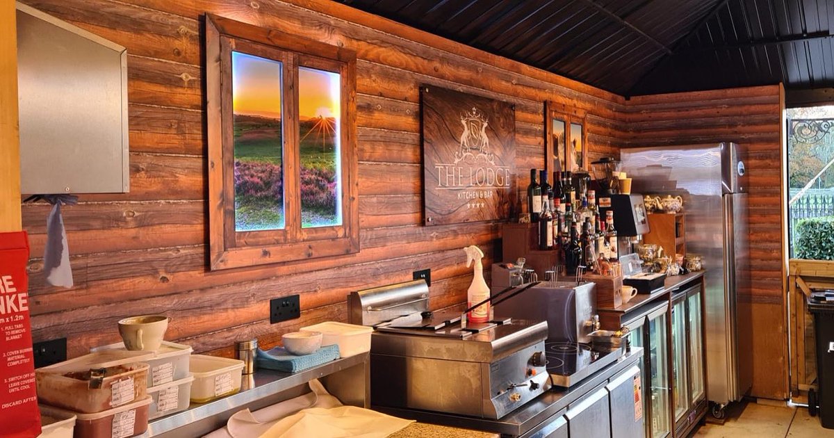 Sign_IT_UK's tweet image. We recently turned a previously blank wall, into this amazing backdrop by wrapping it in a printed wood effect and adding a printed window for the lodge @balmerlawnhotel 

#signmaker #signmakers #outdoorsigns #newforestbusiness #signdesign #signshop #businesssigns