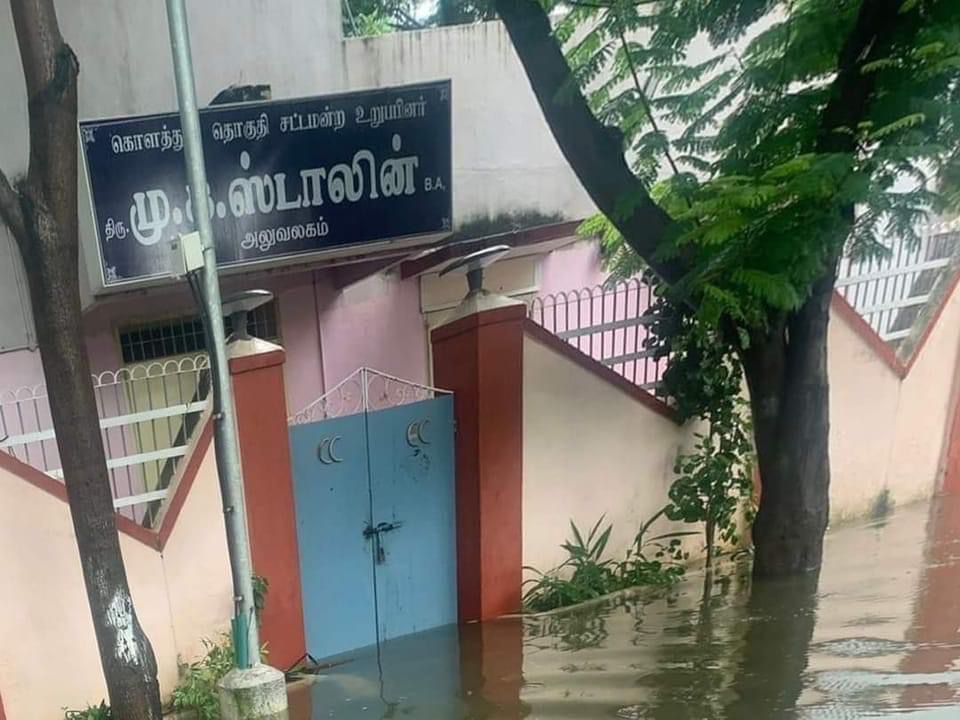 Gkrsh's tweet photo. “Development Development Development “

Tamilnadu Chief Minister’s constituency Office🤷‍♂️ #kolathur #ChennaiRains

#No1Chiefminister 
@BJP4TamilNadu @annamalai_k @CTR_Nirmalkumar https://t.co/kOtE2HngP5