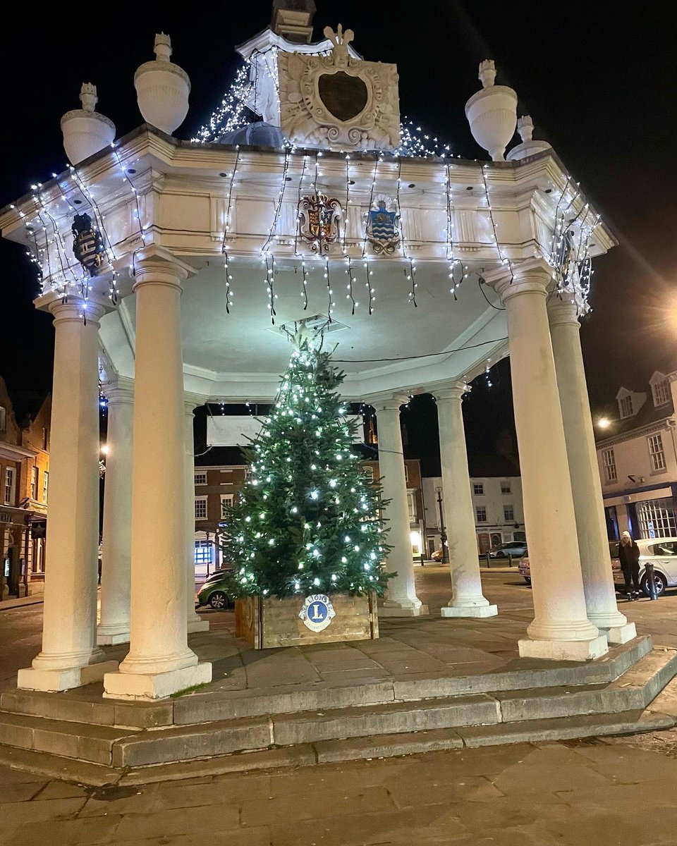 Beverley_FM's tweet image. The Market Cross has been lit up! It’s looking much more festive in town tonight 🎄 #beverley