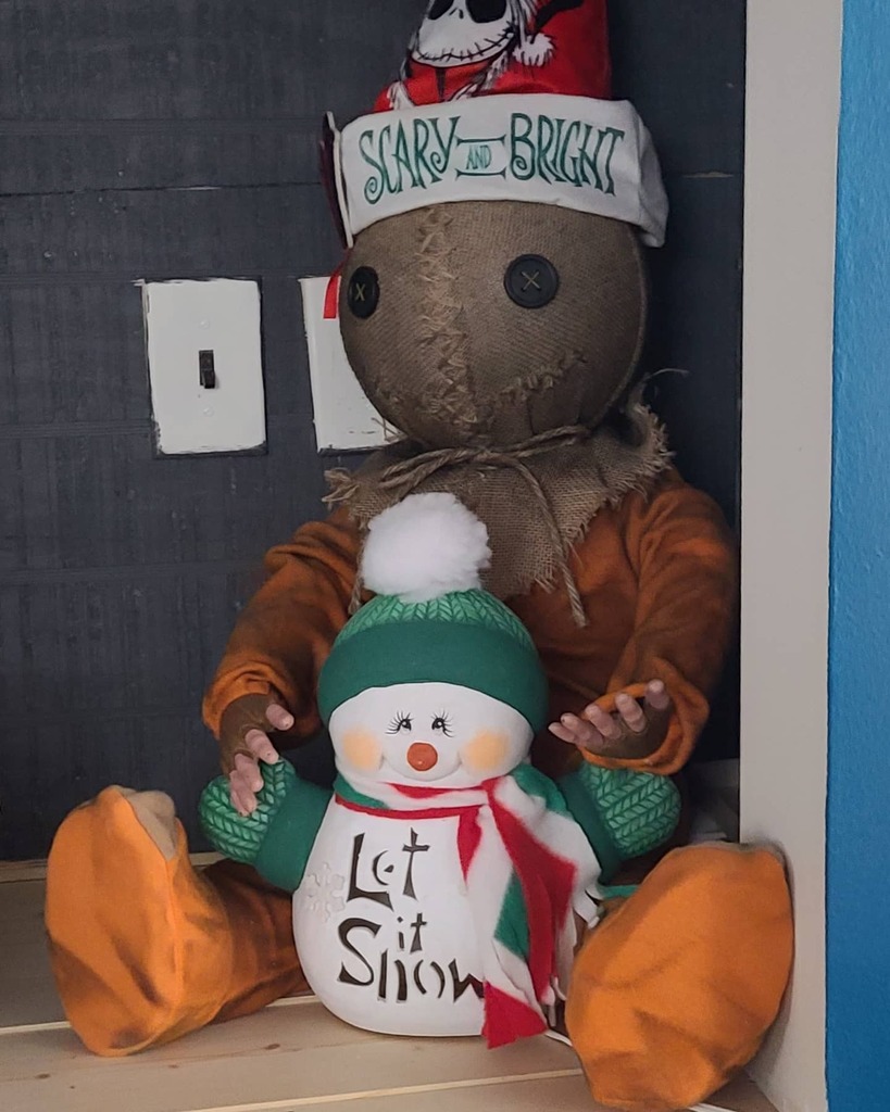 ThePCCCast's tweet photo. Putting up some Xmas decorations but still feeling Halloween

#xmas #christmas #christmasdecor #halloween #horrormovies #trickrtreat #popculture #pcccast #trypod #podcastersofinstagram #listenup #podcasts #applepodcasts #spotify #linkinbio https://t.co/cbn90rHXic