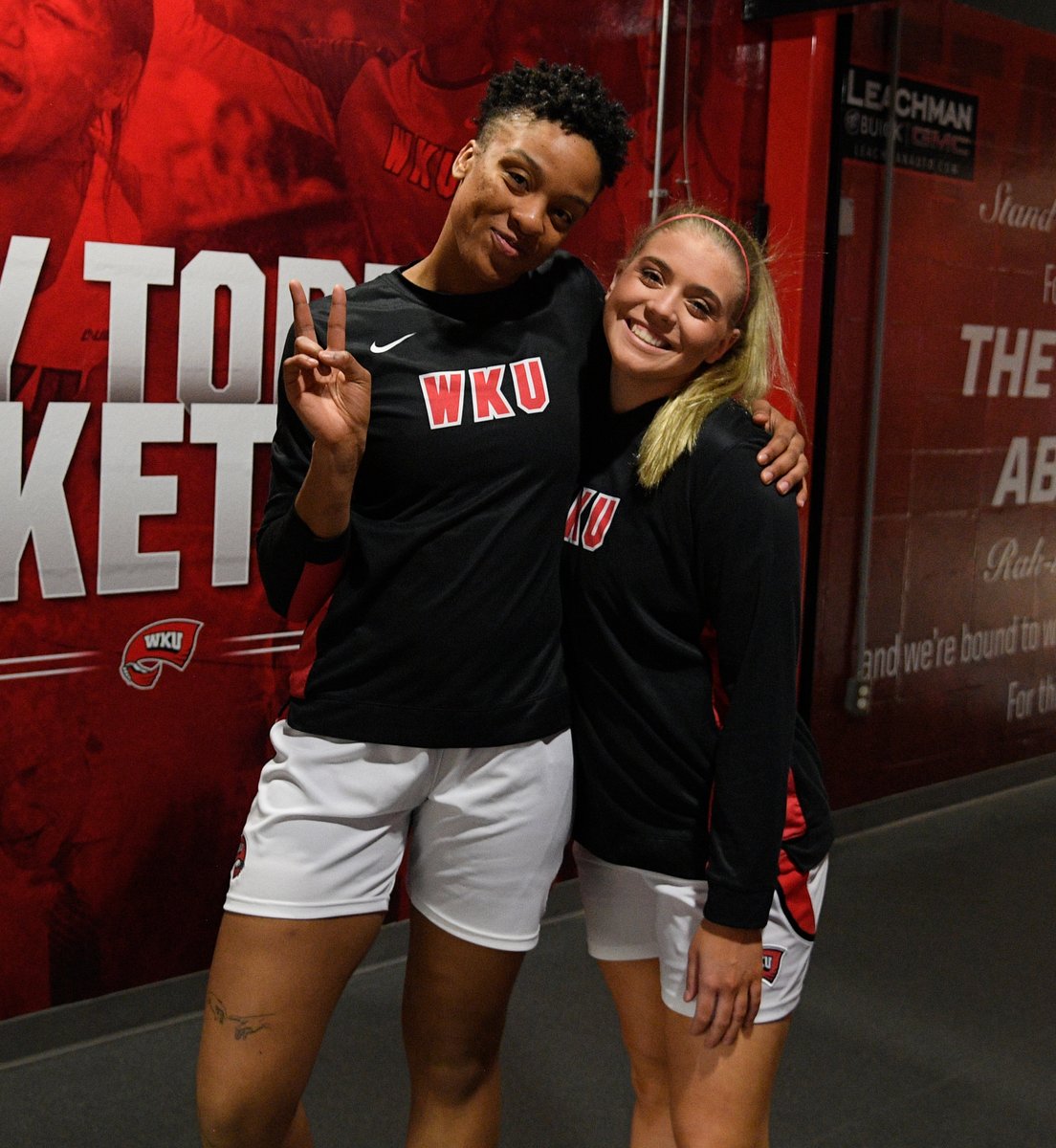 LadyTopperHoops's tweet photo. Pregame Smiles 😄 https://t.co/fDtpTC9Jbo