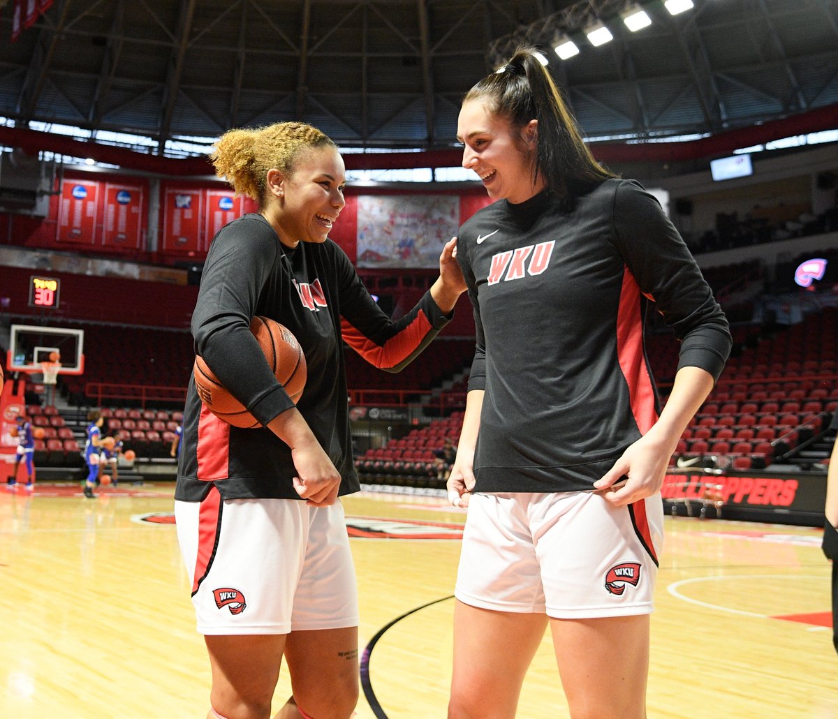 LadyTopperHoops's tweet photo. Pregame Smiles 😄 https://t.co/fDtpTC9Jbo