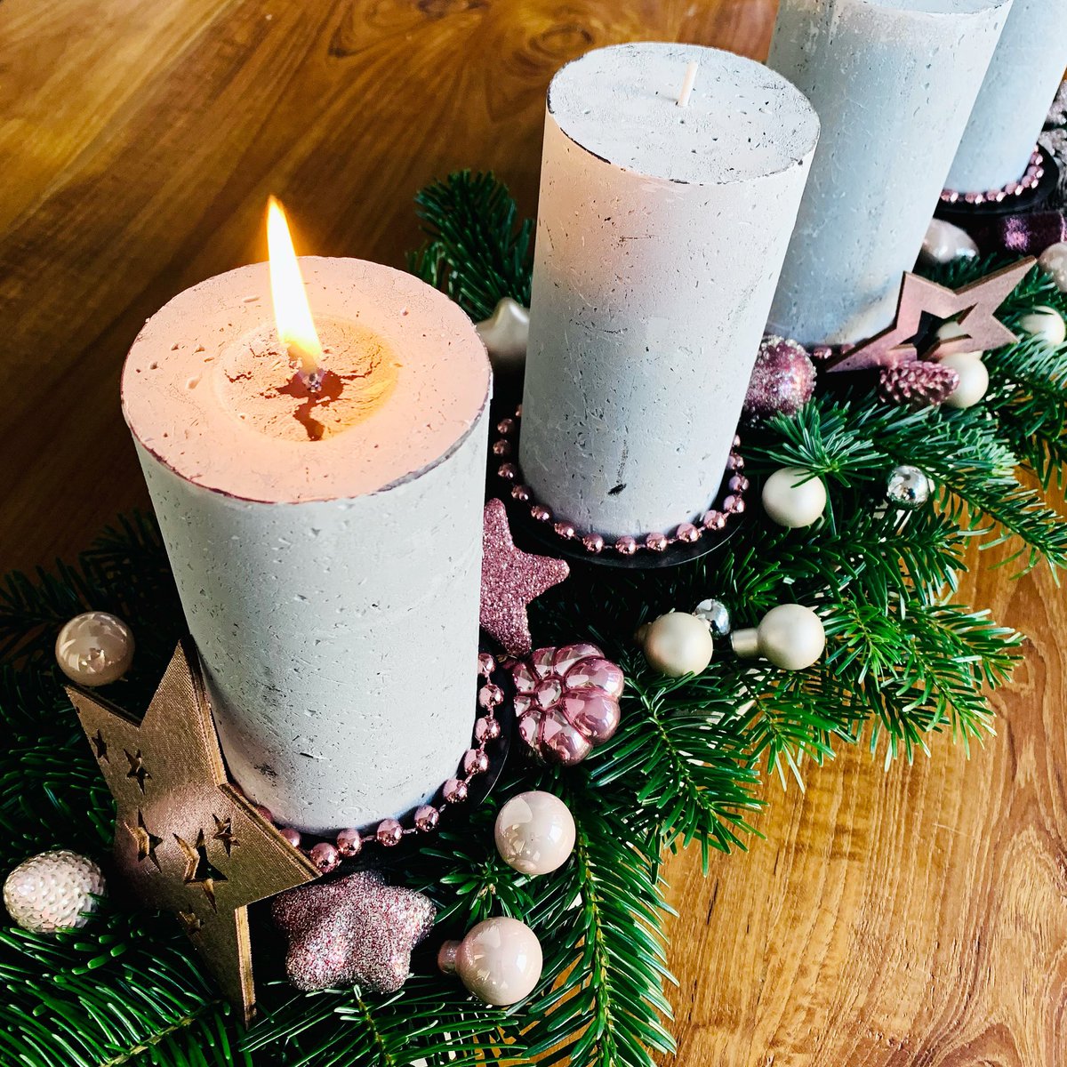 essigart's tweet photo. Wir hoffen, ihr hattet (und habt noch)  einen schönen 1. Advent!
Wir haben für unser Adventsgesteck dieses Jahr ganz tolle Kerzen in Beton-Optik gefunden ❤️

#advent #adventskranz #adventsgesteck #dieerstekerzebrennt #adventssonntag #essigart #berlin #havelland #veganeressig https://t.co/IpHKm64mad