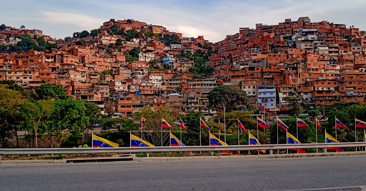Misapro2020's tweet photo. PETARE Tiene su proyecto fotográfico llamando Petare El barrio más grande de Latinoamérica  @Misapro2020  #petare https://t.co/UoGDUkwi75