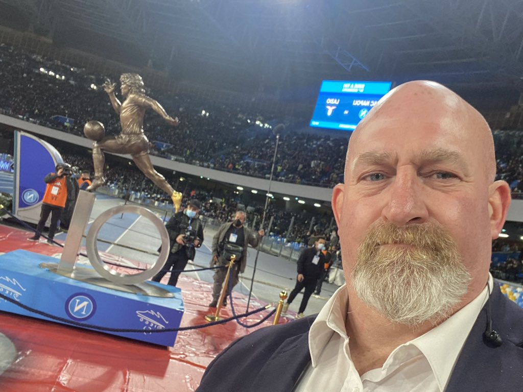Creo es la primera foto de un argentino con la nueva estatua de Diego. Pura emoción en Napoli. Un honor. 🙏🏼🇮🇹🇦🇷