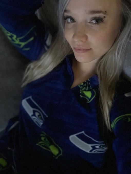Football Sunday&hellip; but waiting for Monday!! Seahawk onesie 😂💙 #GoHawks https://t.co/rA7aJWIU2U<a href="/tag/gohawks"class="tags"><span>#gohawks</span></a>