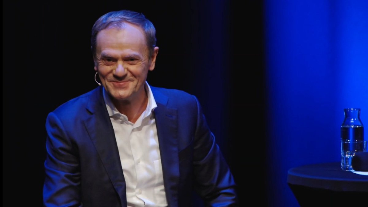 BWisniakowski's tweet photo. ➿Tożsamość europejska i narodowa nie są w sprzeczności ze sobą, nie ma między nimi konfliktu.
Najbezpieczniej dla Polski i dla Polaków jest w zjednoczonej Europie➿ - @donaldtusk - debata o Przyszłości Europy. 
#Tusk #UniaEuropejska https://t.co/GDKkm2WZxq