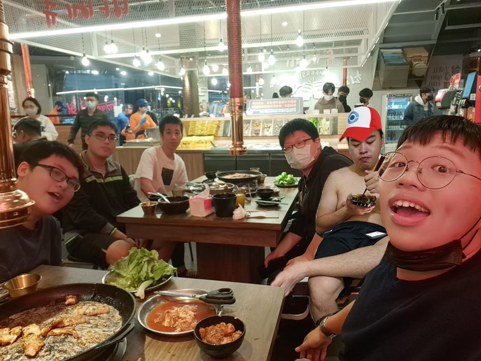 tommy13658's tweet photo. 朋友沒來，就後製幫他加進來，有發現是哪一個嗎🤣 https://t.co/Qydmvkhtbl