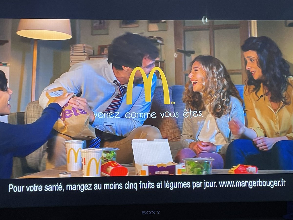 cc8542's tweet image. « Être un bon père » …. Allez au Mac do sous la pluie pour ne pas ramener de hamburgers …. 😂😂😉 #macdo #mcdo #mcdochallenge #mauvaispere #bonpere