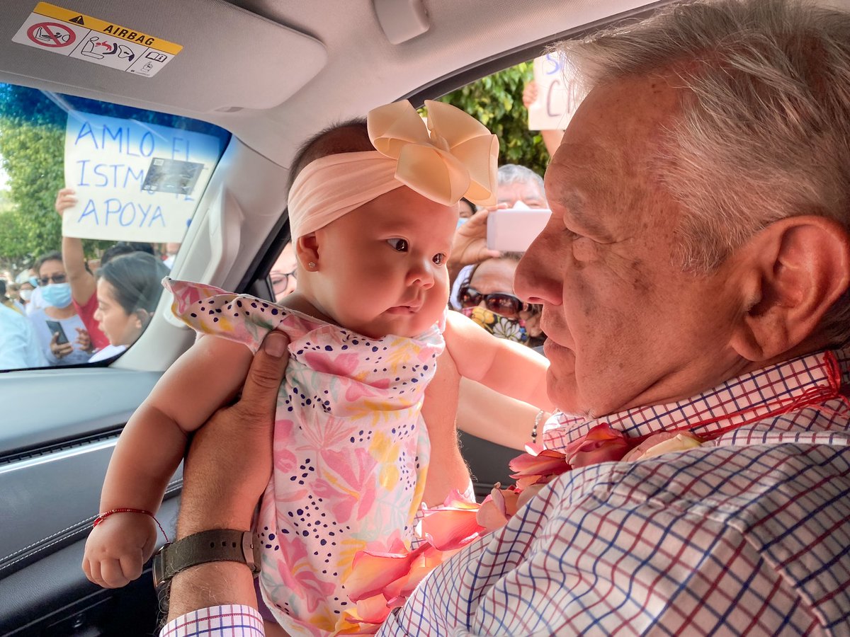 lopezobrador_'s tweet photo. Miren esta hermosura que me encontré al salir del hotel en Salina Cruz, antes de iniciar la supervisión de la rehabilitación de la refinería y de la carretera de Puerto Escondido a Oaxaca. https://t.co/b5RJeFtcJa
