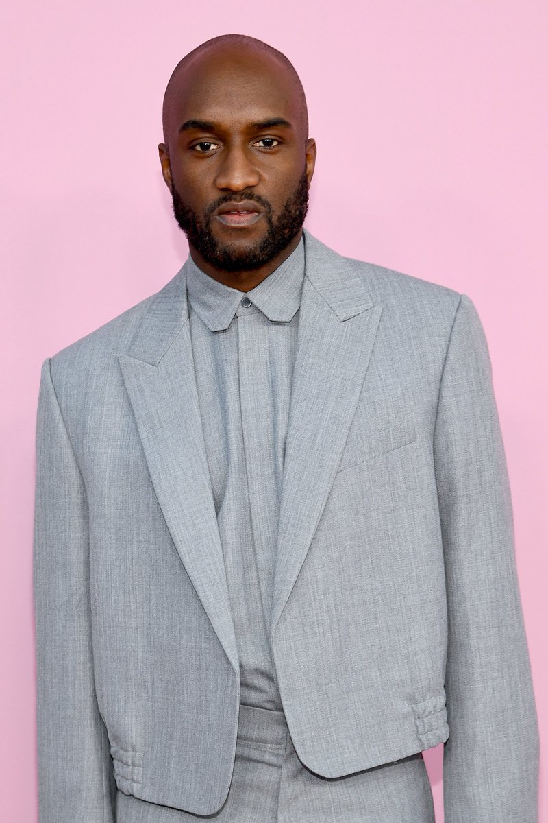 HugoGloss's tweet photo. Que tristeza! Morreu neste domingo (28), aos 41 anos, Virgil Abloh, diretor criativo de moda masculina da Louis Vuitton e dono da Off-White, vítima de um câncer. A notícia foi confirmada pela conta oficial da marca francesa nas + https://t.co/4ZxvpQFw5U (📸: Getty/ Reprodução) https://t.co/gcUYUCe1f3