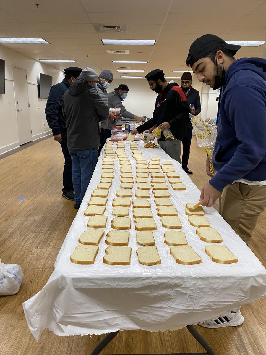 MKA_NorthernVA's tweet photo. Our youth celebrated the #Thanksgiving holiday weekend by helping serve and feed those in need.
We got together at the mosque to make hundreds of meals.
Giving back is a great way to appreciate what we have and remember our creator!
#WhatMuslimsDo
#ThankfulToAllah https://t.co/T8ENUiEqaF