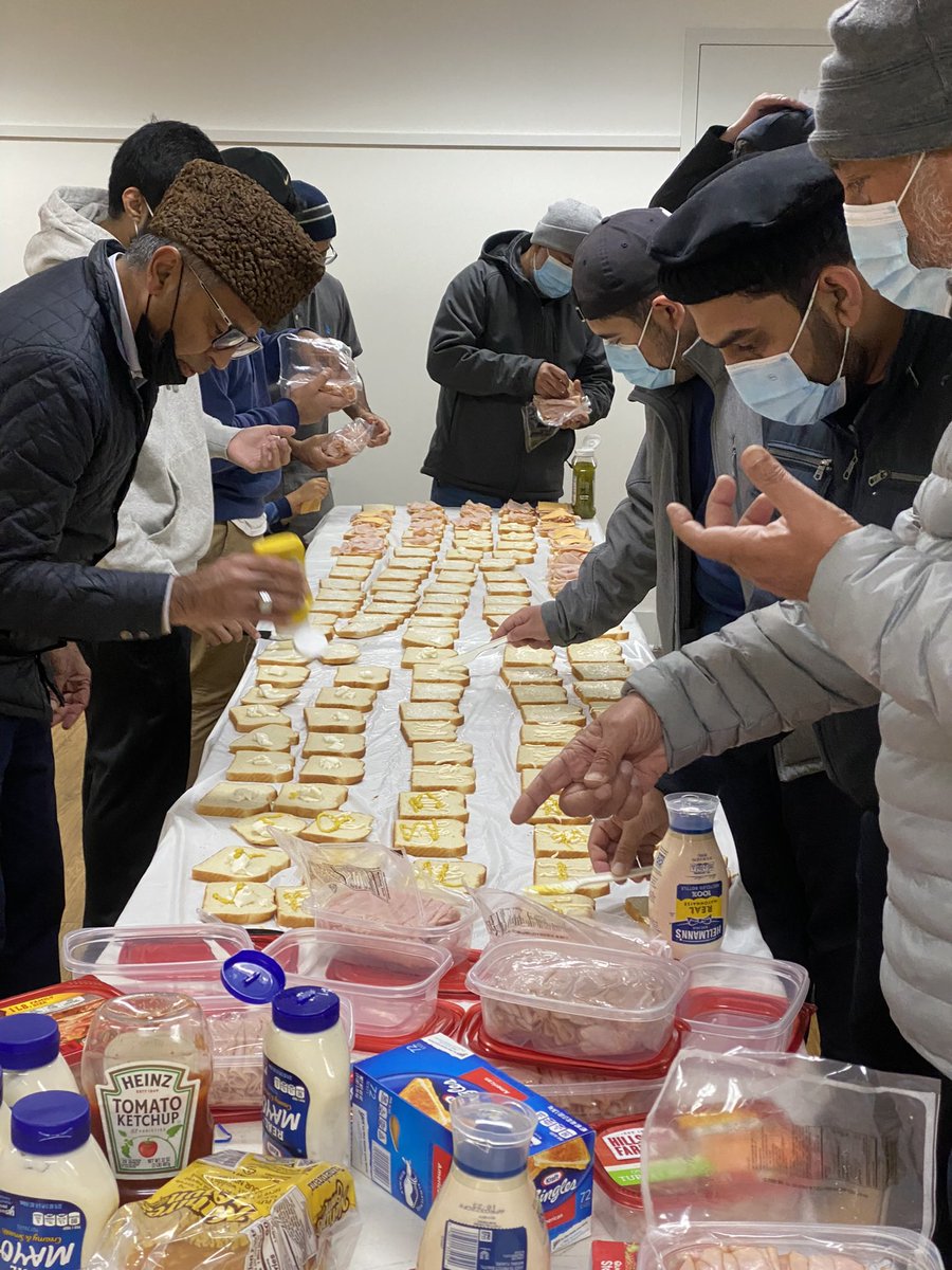 MKA_NorthernVA's tweet photo. Our youth celebrated the #Thanksgiving holiday weekend by helping serve and feed those in need.
We got together at the mosque to make hundreds of meals.
Giving back is a great way to appreciate what we have and remember our creator!
#WhatMuslimsDo
#ThankfulToAllah https://t.co/T8ENUiEqaF